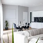 V86 - Stunning Sea View 2br In Historic