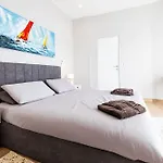 V86 - Stunning Sea View 2br In Historic Апартаменты