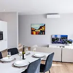V86 - Stunning Sea View 2br In Historic *
