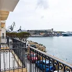 V86 - Stunning Sea View 2br In Historic *