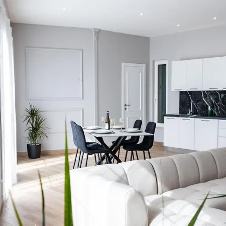 V86 - Stunning Sea View 2br In Historic