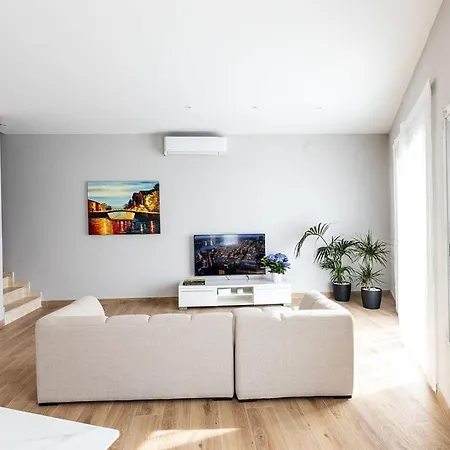 V86 - Stunning Sea View 2br In Historic Apartment *