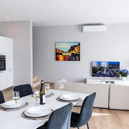 V86 - Stunning Sea View 2br In Historic *