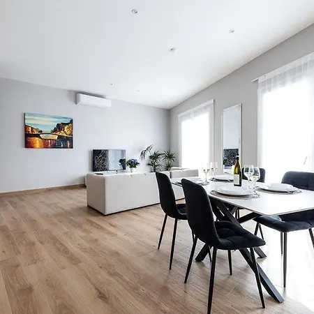 V86 - Stunning Sea View 2br In Historic *