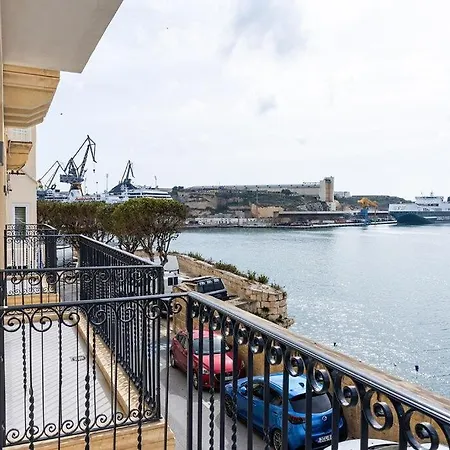 V86 - Stunning Sea View 2br In Historic *