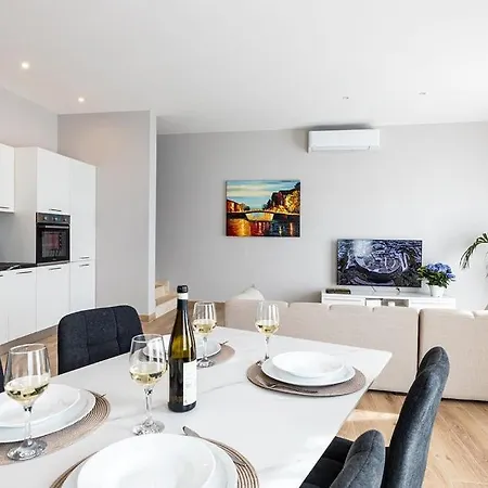 V86 - Stunning Sea View 2br In Historic Apartment *